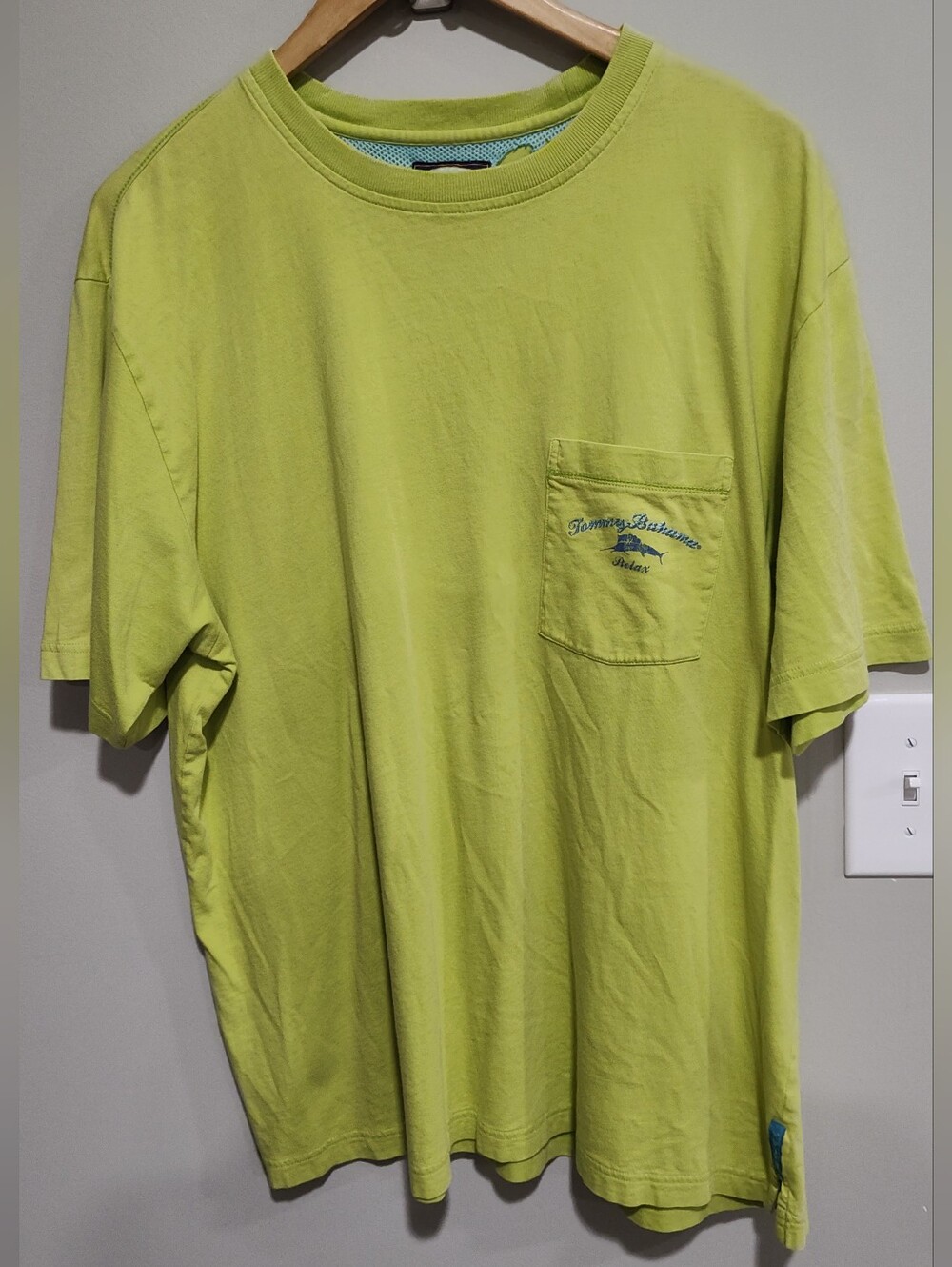 Exclusive "TOMMY BAHAMA" Men's Sz XL Pocket Tee with Embroidered Logo Lime Green